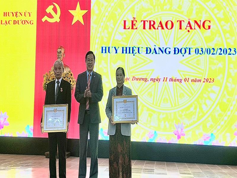 Đồng chí Phạm Triều - Bí thư Huyện ủy, Chủ tịch HĐND huyện Lạc Dương trao Huy hiệu Đảng cho đảng viên 55 năm tuổi Đảng