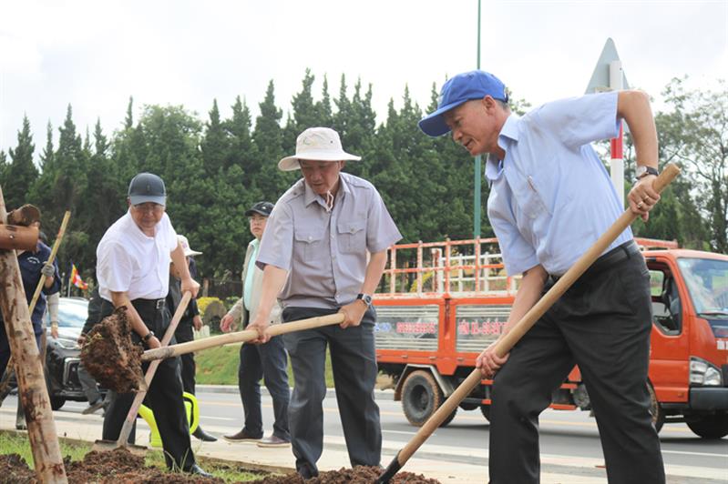 Lãnh đạo tỉnh Lâm Đồng tham dự Tết trồng cây năm 2022. (Ảnh:baolamdong.vn)