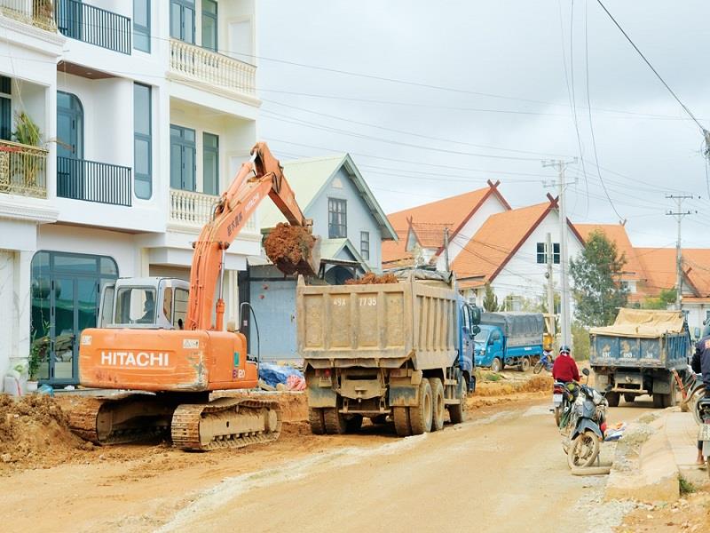 Tăng tốc thi công nâng cấp đường 19/5 tại thị trấn Lạc Dương