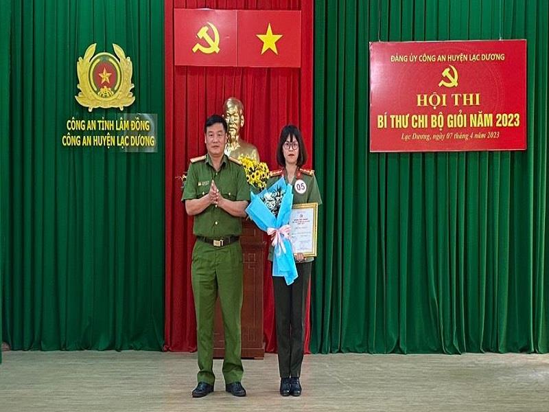 Thượng tá Hà Xuân Tùng - Bí thư Đảng ủy, Trưởng Công an huyện Lạc Dương trao giải nhất cho thí sinh