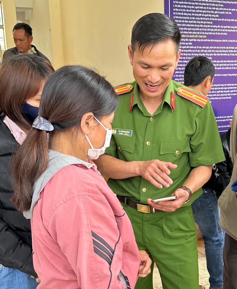 Công an tỉnh Lâm Đồng hướng dẫn người dân cài đặt ứng dụng VNeID