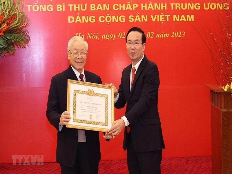 Đ/c Võ Văn Thưởng, UVBCT, Thường trực Ban Bí thư trao Huy hiệu 55 năm tuổi Đảng tặng Tổng Bí thư Nguyễn Phú Trọng