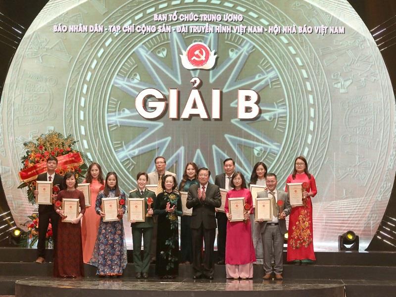 Nhóm các tác giả đoạt Giải B - Giải Búa liềm vàng 2022.