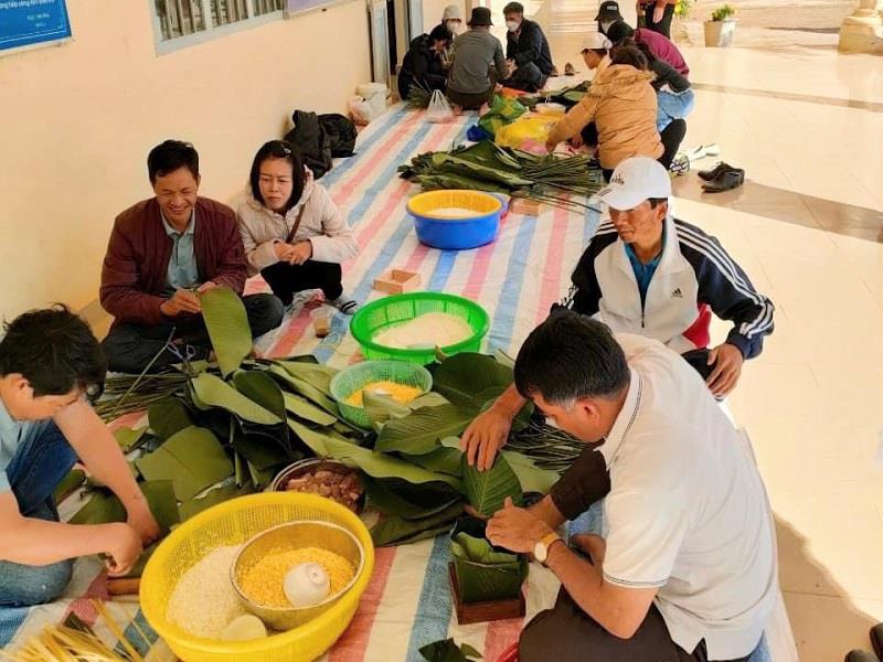 Công đoàn trường THCS-THPT Đạ Nhim phối hợp với Chi đoàn Giáo viên tổ chức gói bánh chưng tặng cho các công đoàn viên và giáo viên có hoàn cảnh khó khăn
