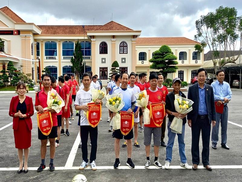 Bí thư Huyện ủy Lạc Dương Phạm Triều và Trưởng Ban Tuyên giáo Huyện ủy Nguyễn Thị Cẩm Giang trao cờ lưu niệm cho các đội