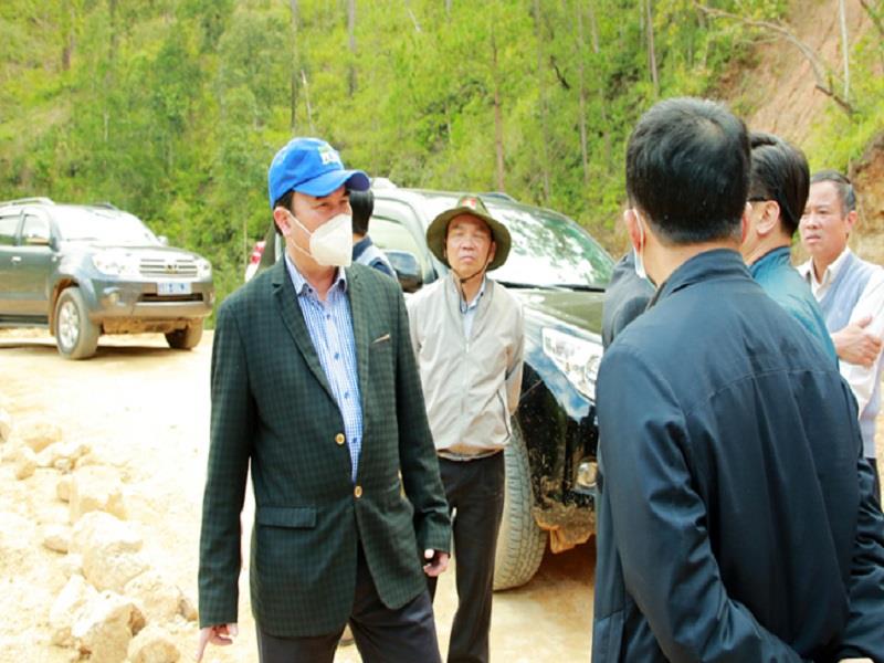 Phó Chủ tịch UBND tỉnh Phạm S và lãnh đạo các sở, ngành khảo sát tuyến đường ĐT. 722