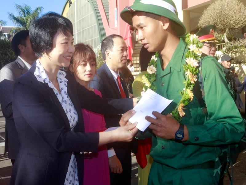 Đồng chí Phạm Thị Phúc - UVBTV, Trưởng Ban Dân vận Tỉnh ủy tặng quà động viên tân binh lên đường làm nhiệm vụ