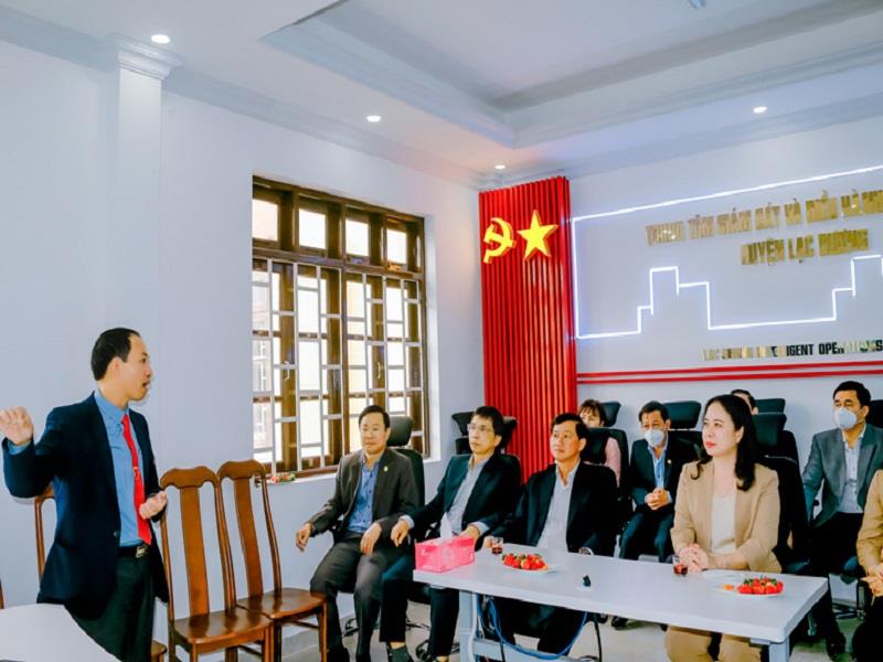 Phó Chủ tịch nước Võ Thị Ánh Xuân và lãnh đạo tỉnh Lâm Đồng tham quan Trung tâm Giám sát và Điều hành thông minh huyện Lạc Dương