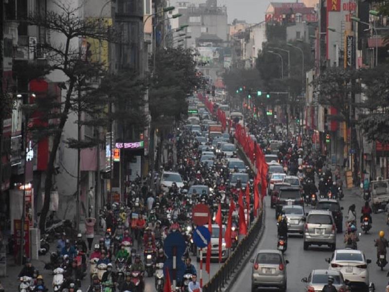 Những ngày giáp tết Nguyên đán, mật độ giao thông trên khắp trung tâm Hà Nội tăng cao.