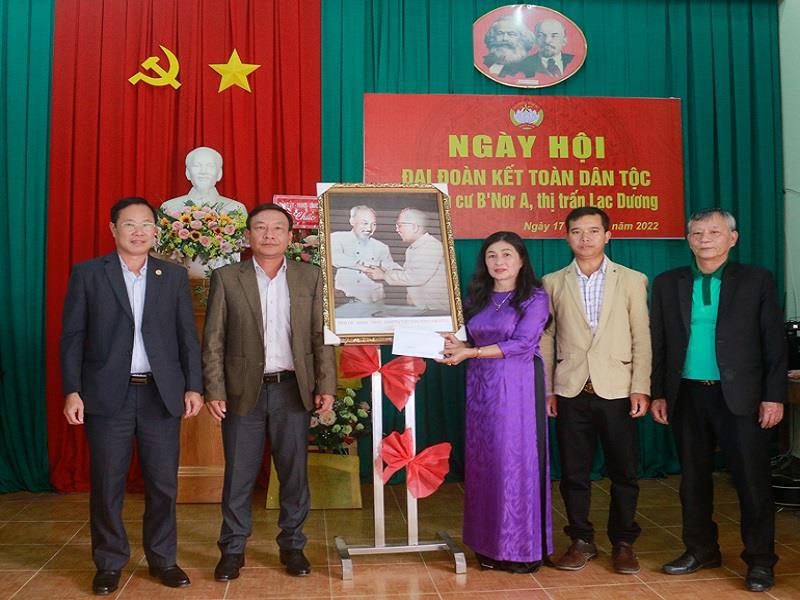 Đồng chí Bùi Thắng - Ủy viên Ban Thường vụ, Trưởng Ban Tuyên giáo Tỉnh ủy trao tặng quà cùng với bức ảnh “Bác Hồ và Bác Tôn” cho cán bộ và nhân dân TDP B’Nơr A
