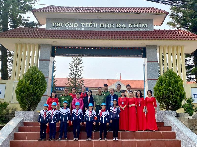 Công an huyện Lạc Dương phối hợp với Trường Tiểu học Đạ Nhim ra mắt Mô hình “Cổng trường an toàn giao thông”