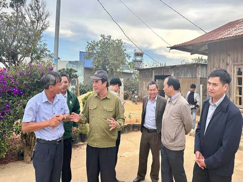 Phó Chủ tịch UBND tỉnh Phạm S trao đổi về công tác giảm nghèo trên đường đi kiểm tra thực địa khu tái định cư dự án thủy điện Đạ Dâng