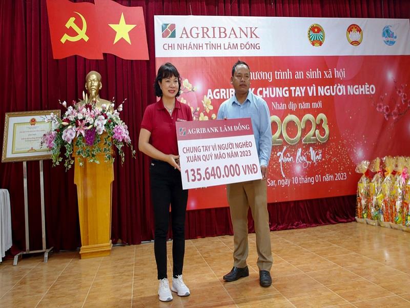 Bà Đào Thị Việt Lê trao biểu trưng tài trợ “Agribank chung tay vì người nghèo - Xuân Quý Mão” cho huyện Lạc Dương