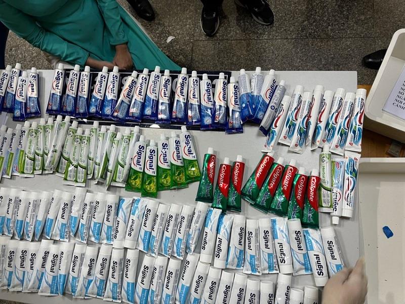 Số ma tuý được giấu trong các tuýp kem đánh răng đưa về Việt Nam qua đường hàng không