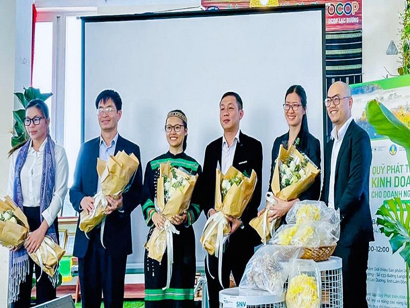 Ông Phạm Thành Nam (bìa phải) và 5 lãnh đạo doanh nghiệp được nhận hỗ trợ