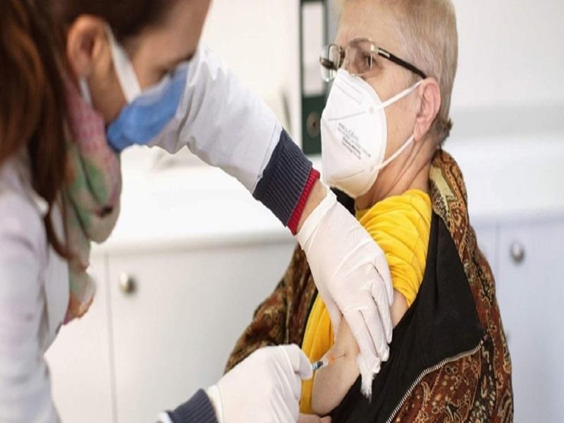 Một người dân ở Tirana, Albania được tiêm vắc-xin COVID-19 mũi thứ ba. (Ảnh: WHO)