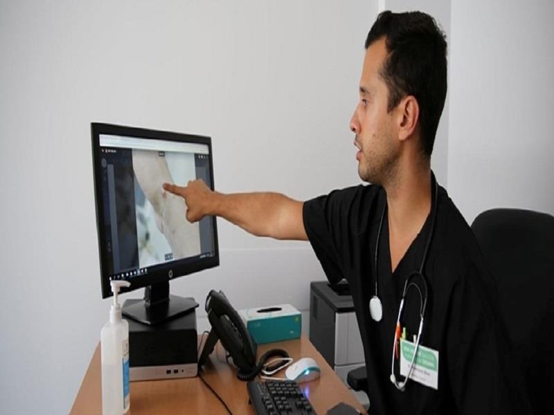 Một bác sĩ đang phân tích triệu chứng của một ca mắc bệnh đậu mùa khỉ trên màn hình máy tính tại một phòng khám sức khỏe ở Lisbon, Bồ Đào Nha. (Ảnh: WHO/Khaled Mostafa).