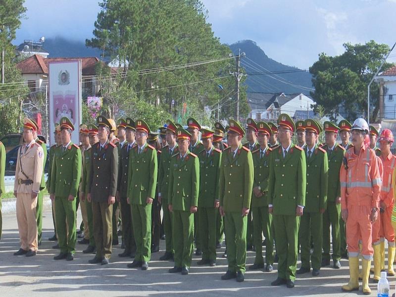 Lực lượng tham gia lễ ra quân