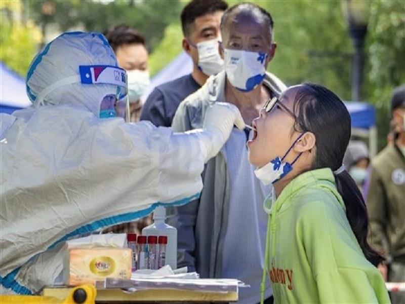 Nhân viên y tế lấy mẫu xét nghiệm COVID-19 cho người dân tại Tứ Xuyên, Trung Quốc ngày 17/9/2022. (Ảnh: AFP/TTXVN)