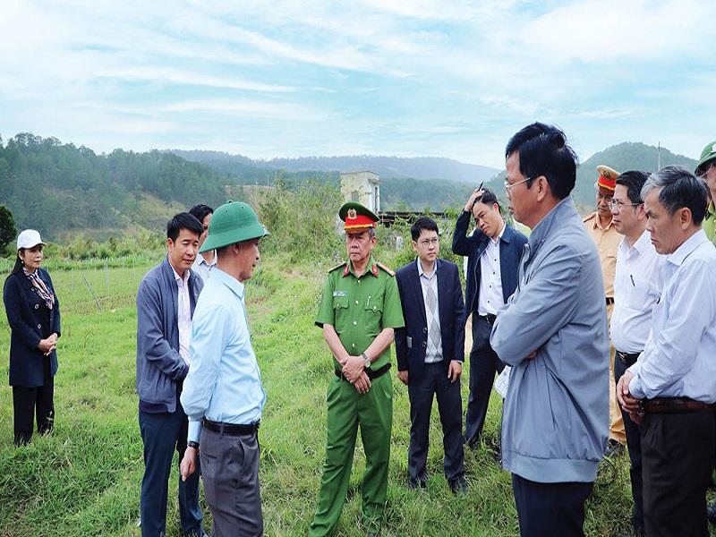 Chủ tịch UBND tỉnh Trần Văn Hiệp đi thực địa kiểm tra khu vực quy hoạch Dự án Hồ chứa nước Ta Hoét trước lễ khởi công