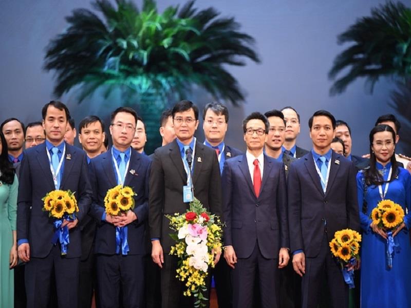 Đồng chí Bùi Quang Huy (thứ ba từ trái sang) tái đắc cử Bí thư thứ nhất Ban Chấp hành Trung ương Đoàn