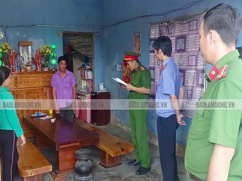 Cơ quan CSĐT khám xét nơi ở của đối tượng Sĩ tại huyện Khánh Vĩnh