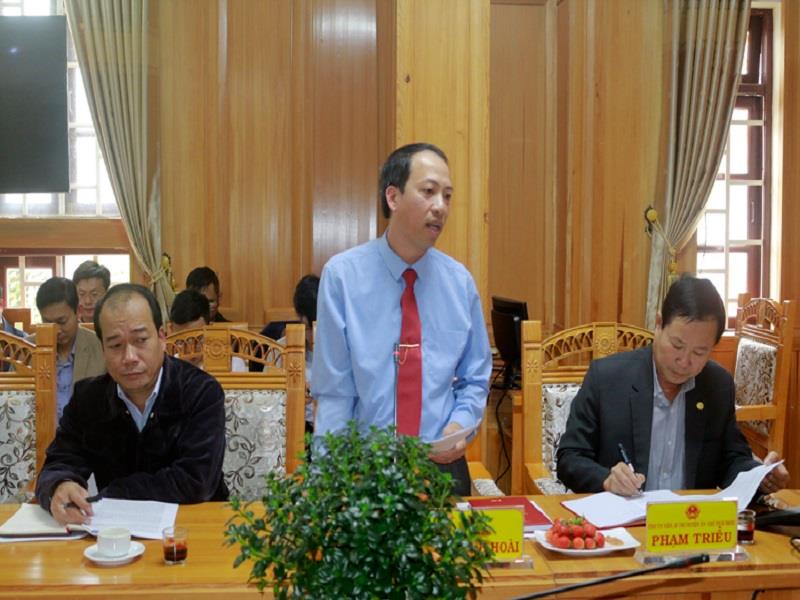 Chủ tịch UBND huyện Lạc Dương Sử Thanh Hoài báo cáo tình hình thực hiện nhiệm vụ kinh tế - xã hội trên địa bàn huyện trong thời gian qua