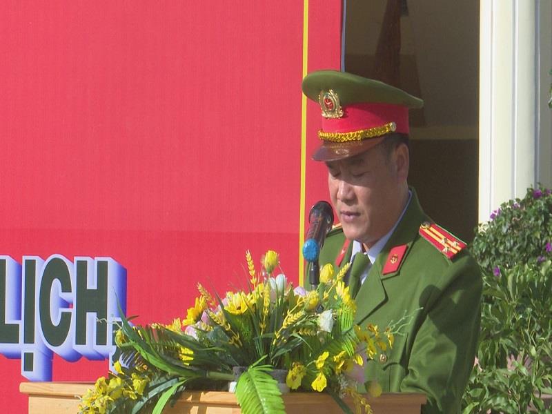 Đồng chí Hà Xuân Tùng - UVBTV Huyện ủy, Trưởng Công an huyện phát biểu, phát động lễ ra quân tấn công, trấn áp tội phạm