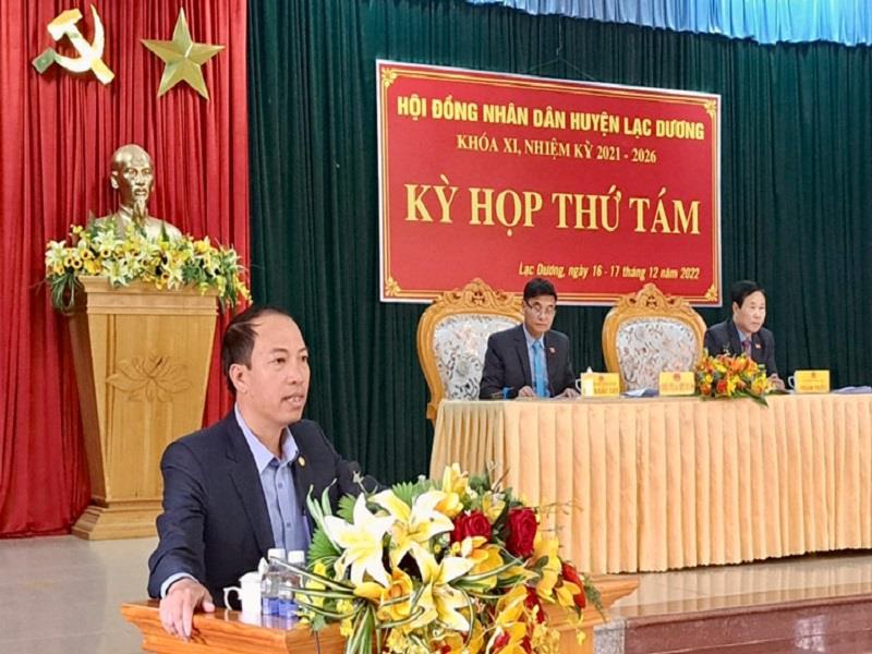 Đồng chí Sử Thanh Hoài - Chủ tịch UBND huyện Lạc Dương trả lời chất vấn của các đại biểu