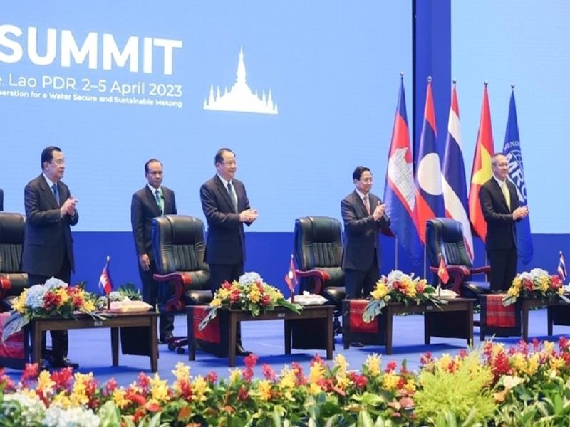 Thủ tướng Việt Nam Phạm Minh Chính, Thủ tướng Lào Sonexay Siphandone, Thủ tướng Campuchia Hun Sen và Tổng Thư ký Văn phòng Tài nguyên nước Thái Lan Surasi Kittimonton chủ trì hội nghị  (Ảnh: CPV)