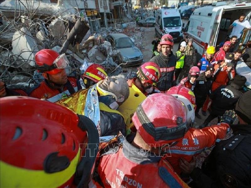 Lực lượng cứu hộ đưa người sống sót ra khỏi đống đổ nát ở tỉnh Hatay, Thổ Nhĩ Kỳ (Ảnh:THX/TTXVN)