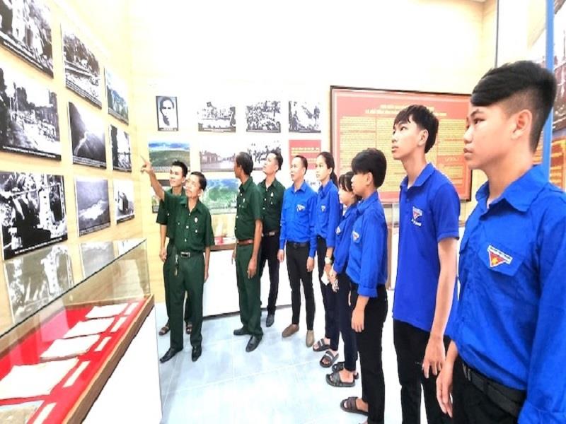 Giáo dục, tuyên truyền cho các tầng lớp Nhân dân, nhất là thế hệ trẻ về những công lao, sự hi sinh to lớn mà các bậc tiền bối cách mạng Việt Nam luôn được Đảng, cả hệ thống chính trị và Nhân dân ta quan tâm.