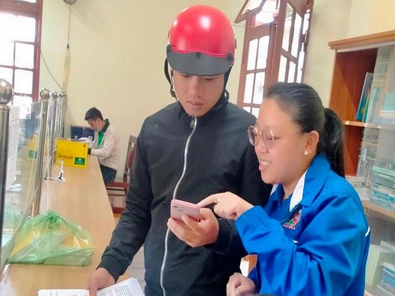 Đoàn viên, thanh niên huyện Lạc Dương hướng dẫn người dân cài đặt và sử dụng các ứng dụng trên điện thoại di động