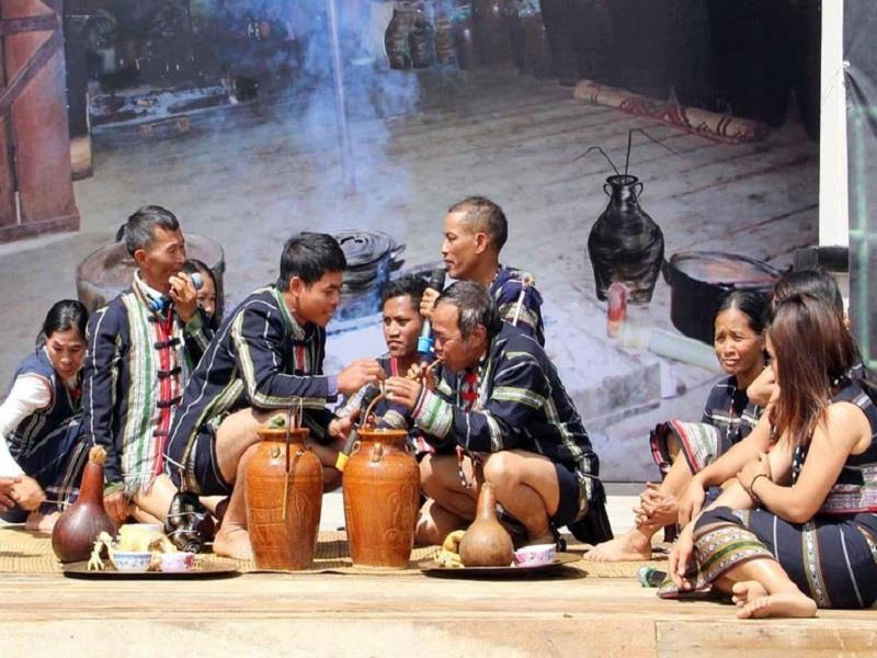 Rượu cần là thức uống không thể thiếu trong dịp lễ hội tại các buôn làng nam Tây Nguyên