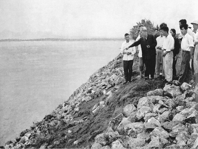 Chủ tịch Hồ Chí Minh thăm kè bảo vệ sông Đà ở Cổ Đô, huyện Ba Vì, tỉnh Hà Tây
