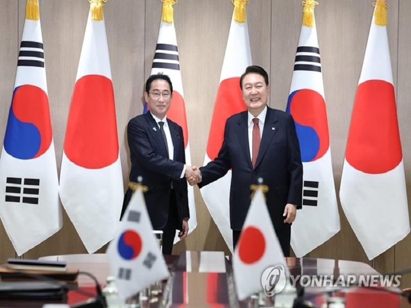 Tổng thống Hàn Quốc Yoon Sul-yeol (phải) và Thủ tướng Nhật Bản Fumio Kishida chụp ảnh chung tại Hội nghị thượng đỉnh diễn ra tại Văn phòng Tổng thống Hàn Quốc ở thủ đô Seoul, ngày 7/5/2023. (Ảnh: Yonhap)