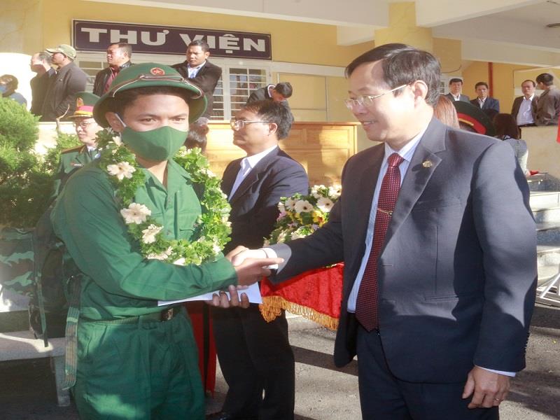 Đồng chí Phạm Triều - Bí thư Huyện ủy, Chủ tịch HĐND huyện Lạc Dương động viên các tân binh lên đường nhập ngũ