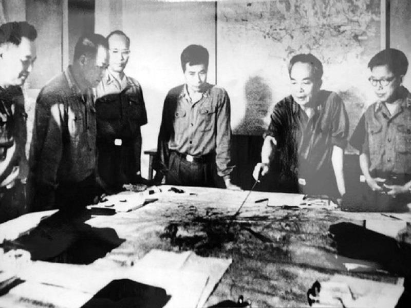 Các cán bộ của quân ủy trung ương theo dõi diễn biến chiến dịch Hồ Chí Minh, tháng 4/1975