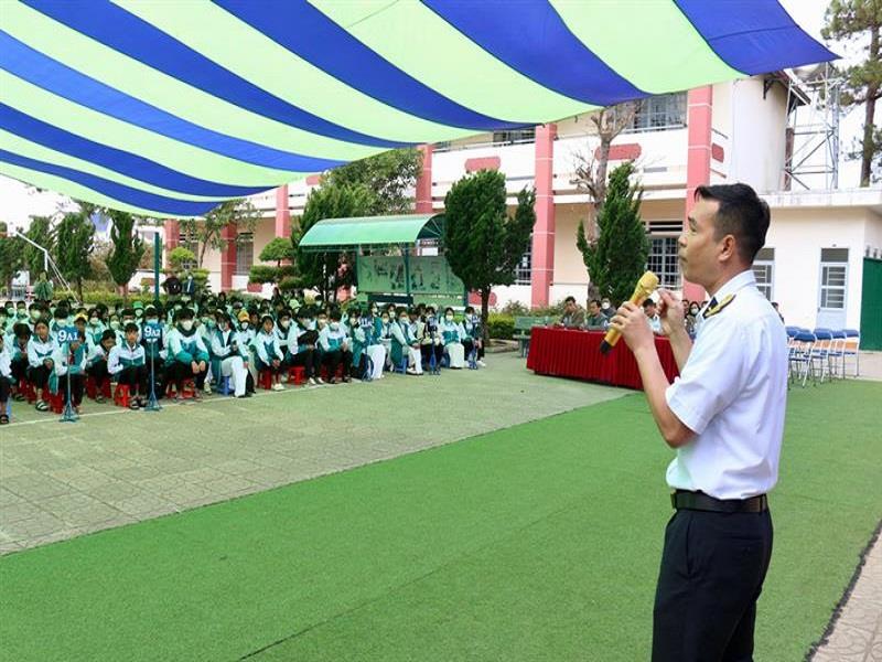 Thông tin về tình hình biển, đảo Việt Nam và tuyên truyền thu hút nguồn nhân lực cho giáo viên, học sinh Trường THPT Đạ Nhim, huyện Lạc Dương