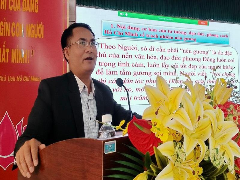 Đồng chí Ya Tiong - Phó Bí thư Thường trực Huyện ủy quán triệt các nội dung Chuyên đề năm 2023 của tỉnh tại đầu cầu Huyện ủy