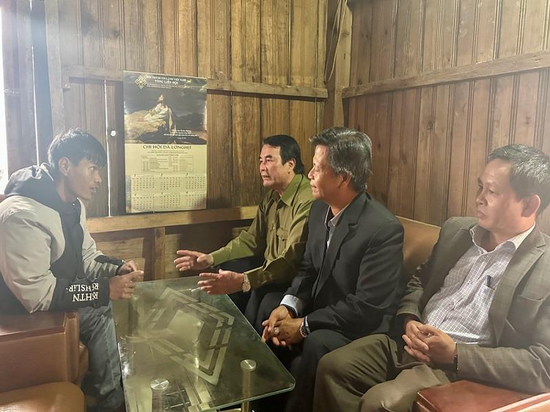 Phó Chủ tịch UBND tỉnh Phạm S thăm gia đình anh Kon Sơ Ha Luyên