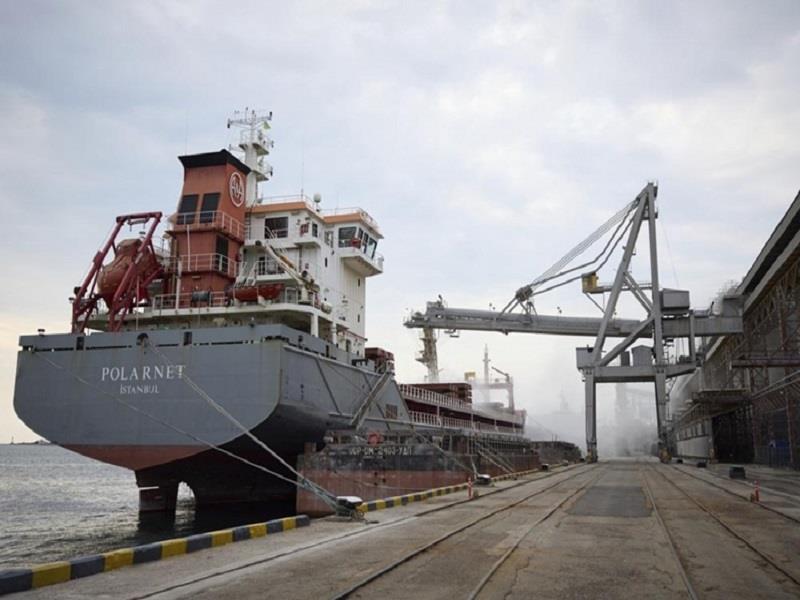 Tàu chở hàng Polarnet của Thổ Nhĩ Kỳ đang chất hàng ngũ cốc của Ukraine tại một cảng ở Odessa, Ukraine. (Ảnh: AP )