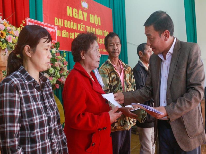 Đồng chí Bùi Thắng - Ủy viên Ban Thường vụ, Trưởng Ban Tuyên giáo Tỉnh ủy trao tặng quà cho các hộ dân có hoàn cảnh khó khăn