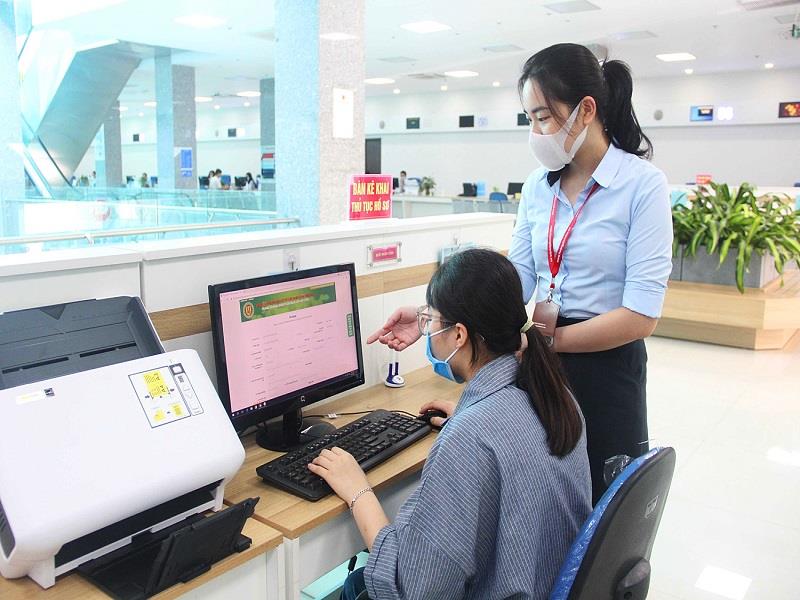 Cán bộ, công chức Trung tâm Phục vụ hành chính công tỉnh Quảng Ninh hướng dẫn người dân nộp hồ sơ dịch vụ công trực tuyến_Nguồn: baoquangninh.com.vn