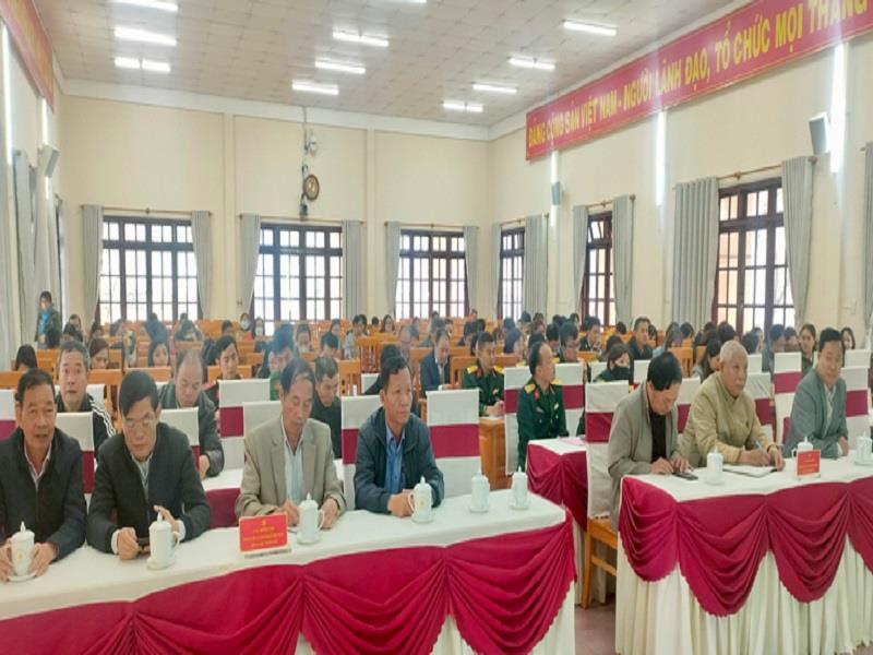 Các đại biểu tham dự hội nghị tại điểm cầu Hội trường Huyện ủy