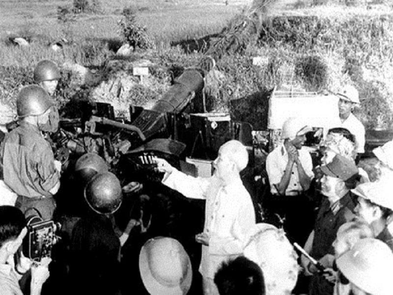 Bác Hồ đến thăm các chiến sĩ lực lượng phòng không bảo vệ Thủ đô năm 1966. (Ảnh tư liệu)