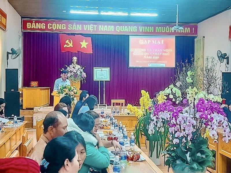 Đồng chí Trần Tuấn Anh - Bí thư Đảng ủy, Chủ tịch HĐND xã phát biểu động viên các thanh niên và gia đình có con em nhập ngũ năm 2023