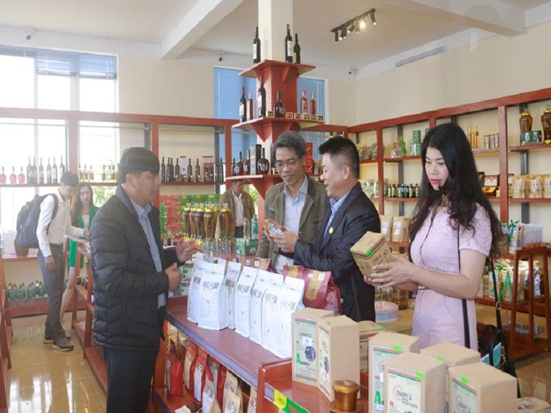 Chủ tịch Hội Doanh nghiệp huyện Lạc Dương Nguyễn Phục Quốc giới thiệu các sản phẩm đặc trưng của địa phương tại Trung tâm giới thiệu sản phẩm OCOP huyện cho các nhà báo