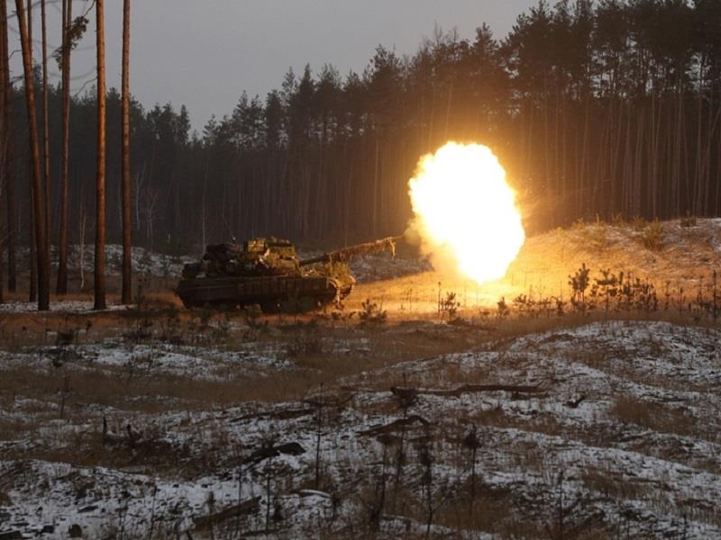 Xe tăng Ukraina bắn vào các vị trí của Nga gần Kreminna, vùng Lugansk. (Ảnh: AFP)