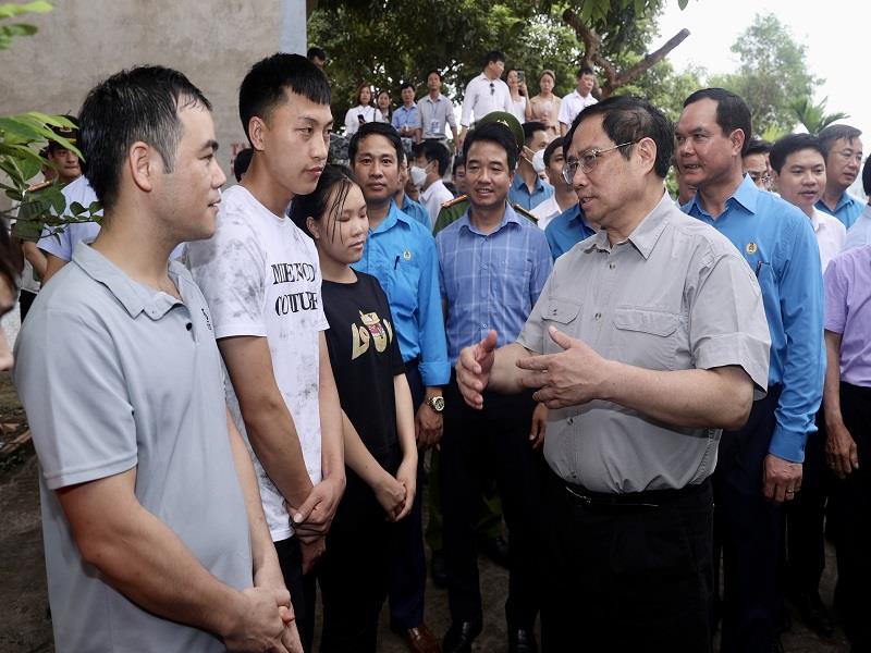 Ủy viên Bộ Chính trị, Thủ tướng Chính phủ Phạm Minh Chính thăm hỏi đời sống của công nhân lao động các khu công nghiệp tỉnh Bắc Giang_Ảnh: VGP